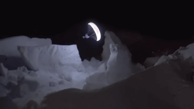 De nuit, Valentin Delluc descend en parapente et ski