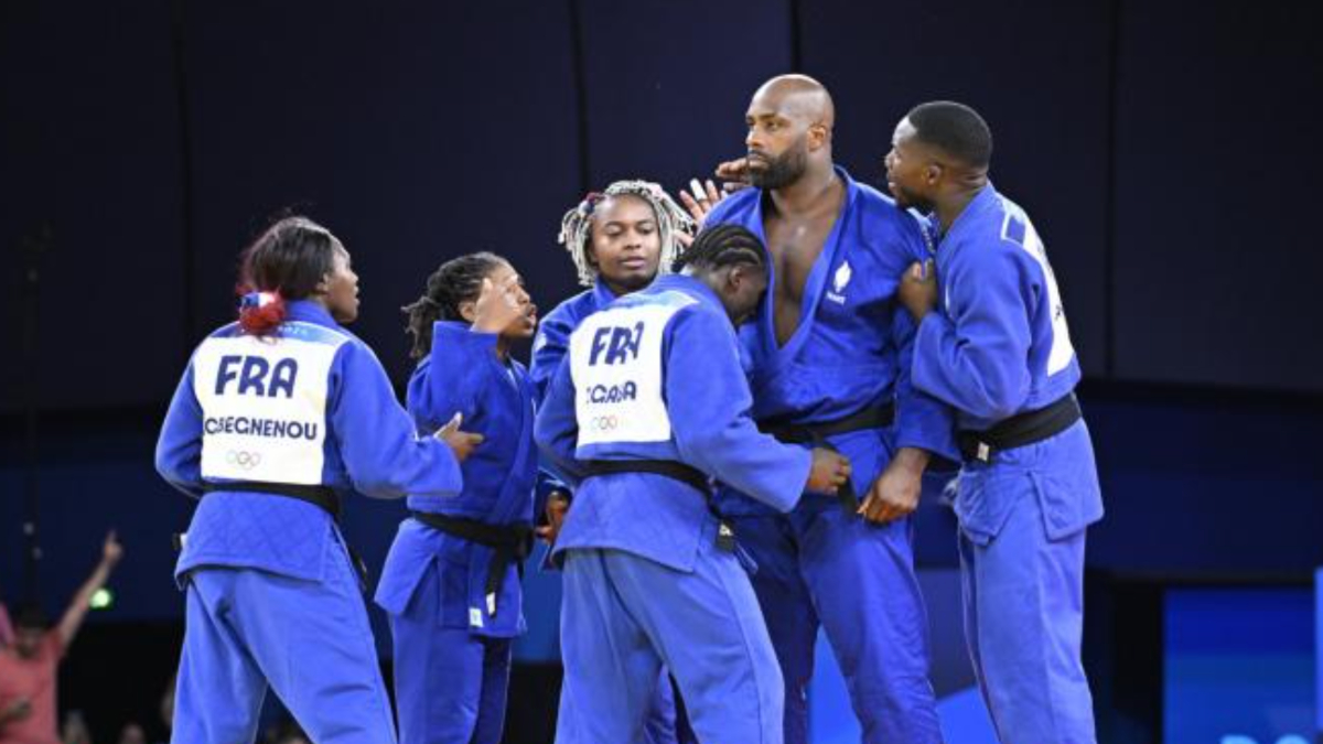 JO 2024 Teddy Riner champion olympique avec l équipe de France