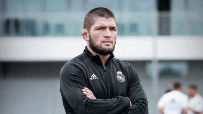 Khabib Nurmagomedov en tenue du Real Madrid