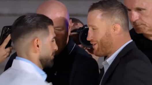 topuria bouscule gaethje face a face
