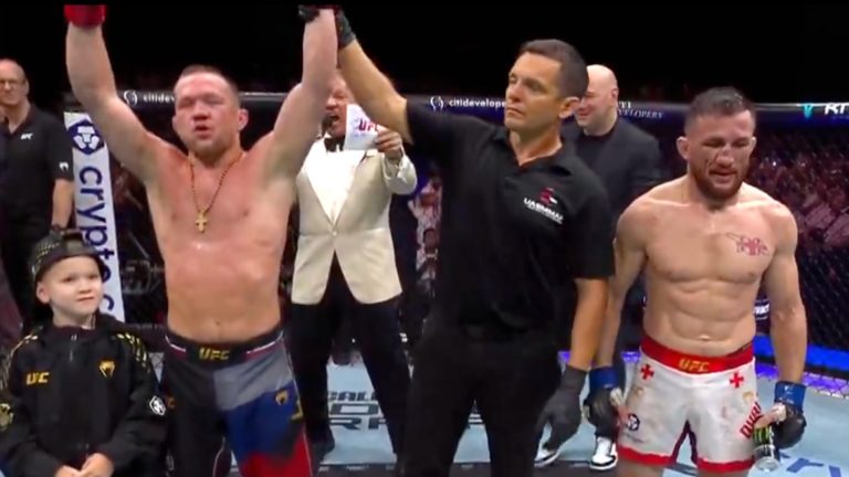 Petr Yan renverse sa trilogie contre Merab Dvalishvili après dix minutes étouffantes