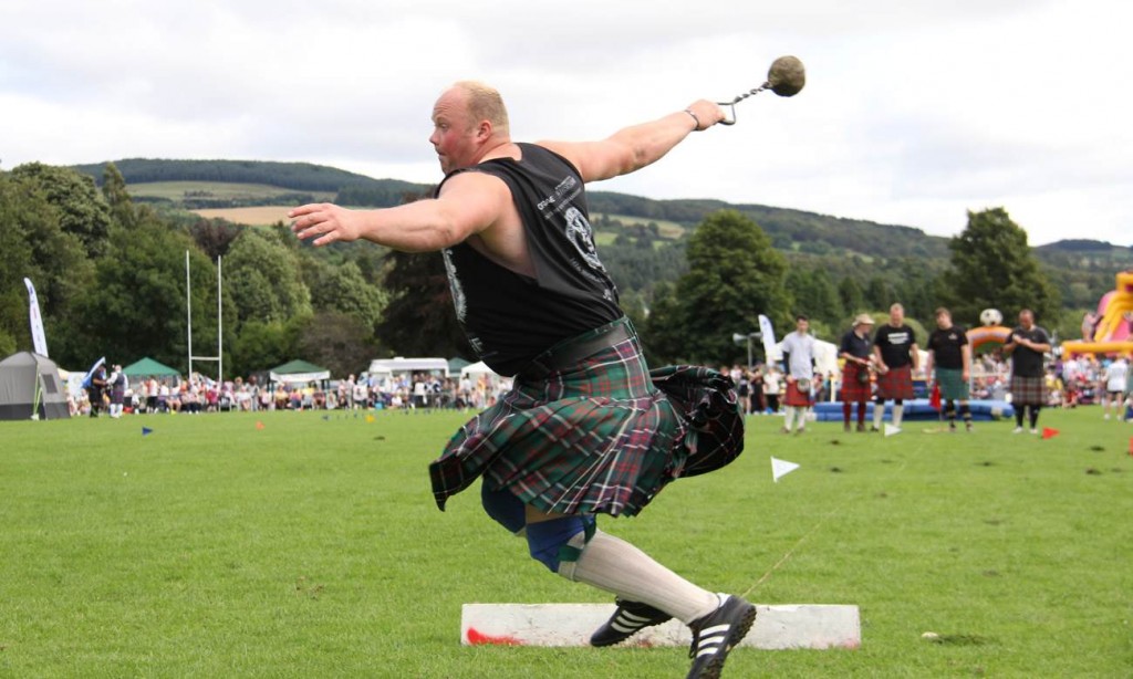 Les Highland games, ou comment vibrer au rythme des hourras dans la froideur des landes écossaises