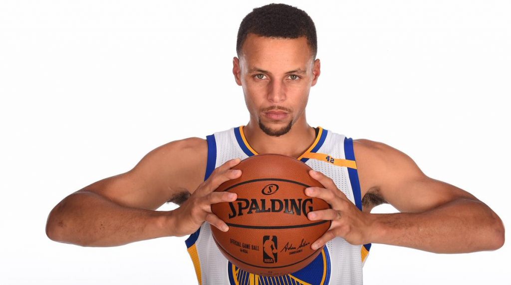 Stephen Curry se livre lors du Media Day des Warriors