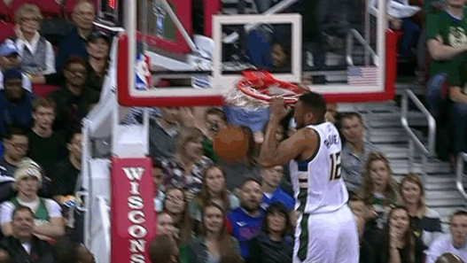 Jabari Parker part au dunk et se cogne contre le cercle