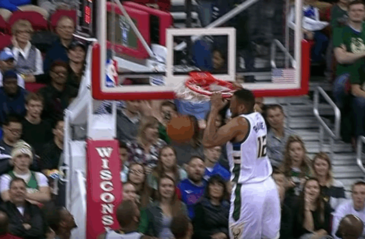 Jabari Parker part au dunk et se cogne contre le cercle