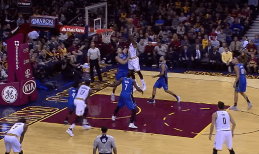 LeBron James s&rsquo;offre le poster du jour et d&eacute;boite Vucevic