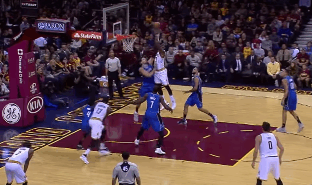 LeBron James s’offre le poster du jour et déboite Vucevic