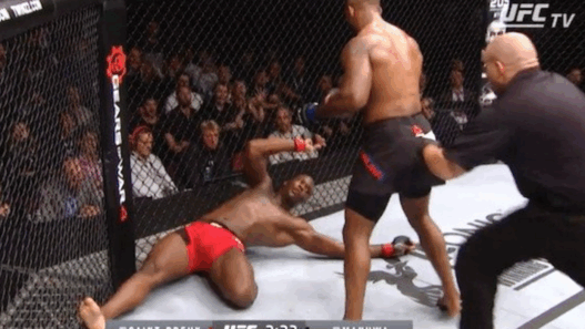 UFC 204 &ndash; Jimi Manuwa a ruin&eacute; le pauvre Ovince Saint Preux