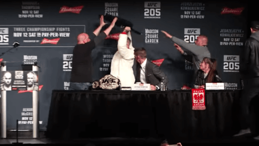 Et l’UFC 205 Pre Fight Conference a basculé dans l’irréel