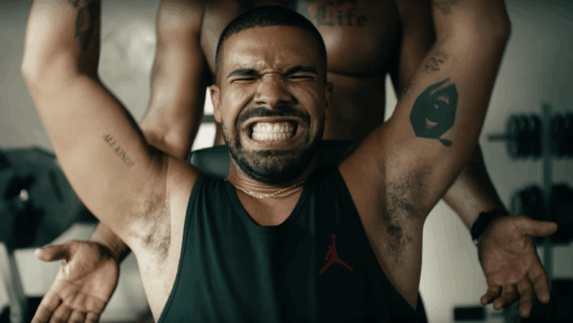 La publicit&eacute; compl&eacute;tement folle de Drake pour Apple Music