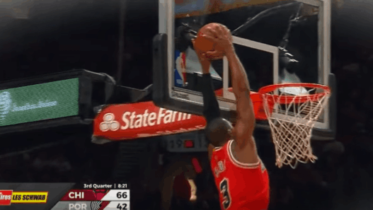 Le gros alley-oop de Dwyane Wade contre les Blazers