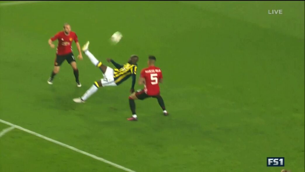 Moussa Sow marque sur une merveille de retourn&eacute;e contre United