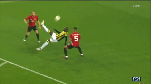 Moussa Sow marque sur une merveille de retourn&eacute;e contre United