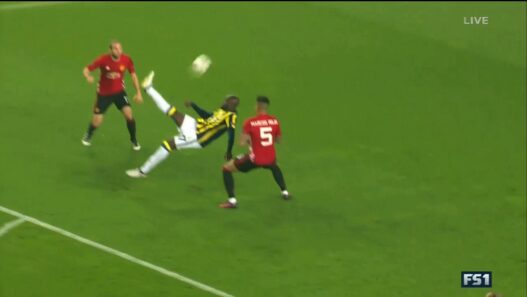 Moussa Sow marque sur une merveille de retourn&eacute;e contre United