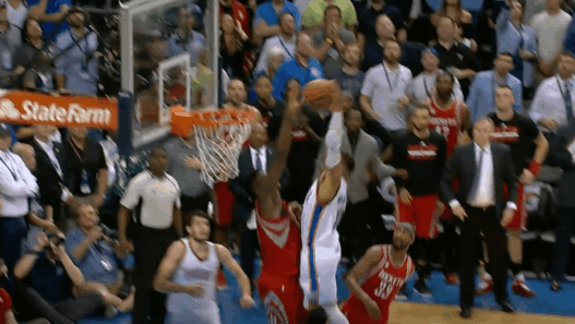 Russell Westbrook envoie Capela dans l&rsquo;au-del&agrave; et offre la victoire &agrave; OKC