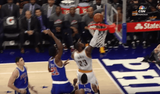 Sans respect, Embiid sort le chasedown block &agrave; LeBron