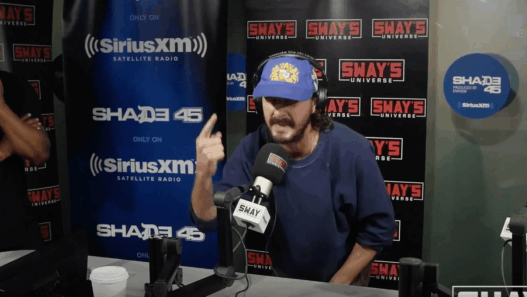 Shia LaBeouf balance un &eacute;norme freestyle dans Sway