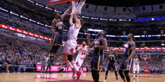 1m83 vs. 2m13 - Aaron Brooks et son contre sur Robin Lopez