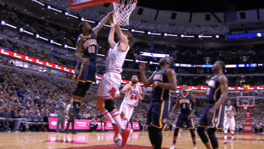 1m83 vs. 2m13 - Aaron Brooks et son contre sur Robin Lopez