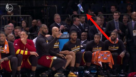 Au calme, les Cavaliers se font un Bottle Challenge en plein match !