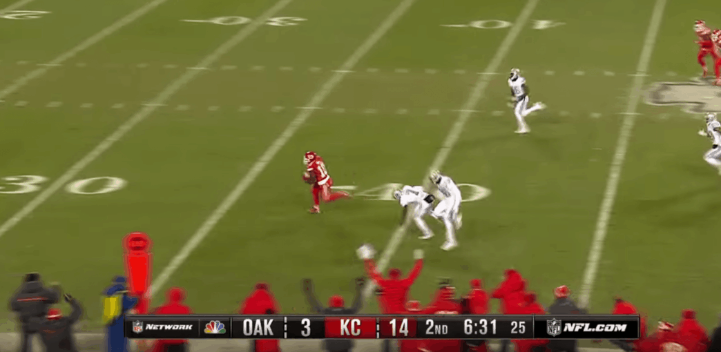 Dans le choc des titans, Ty Hill sort un touchdown venu d’ailleurs