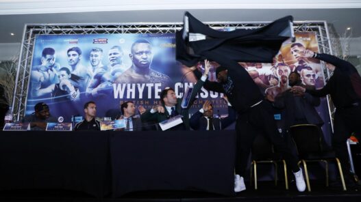 Le pétage de câble de Dereck Chisora en Conférence de Presse