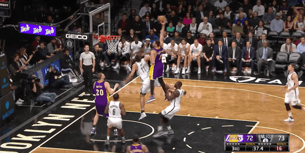 Larry Nance Jr a sali l’honneur de Brook Lopez