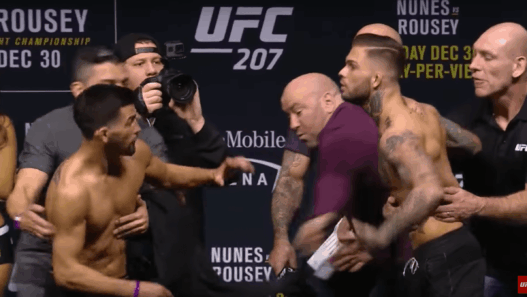 UFC 207 &ndash; le staredown tendu entre Dominick Cruz et Cody Garbrandt