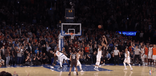 Giannis Antetokounmpo claque le Buzzer Beater de la gagne au MSG