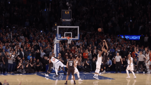 Giannis Antetokounmpo claque le Buzzer Beater de la gagne au MSG