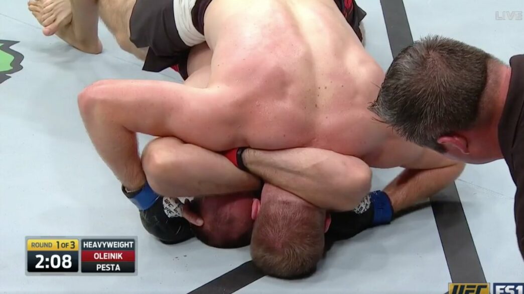 Oleksiy Oliynyk réussit la première Ezekiel choke de l’histoire de l’UFC