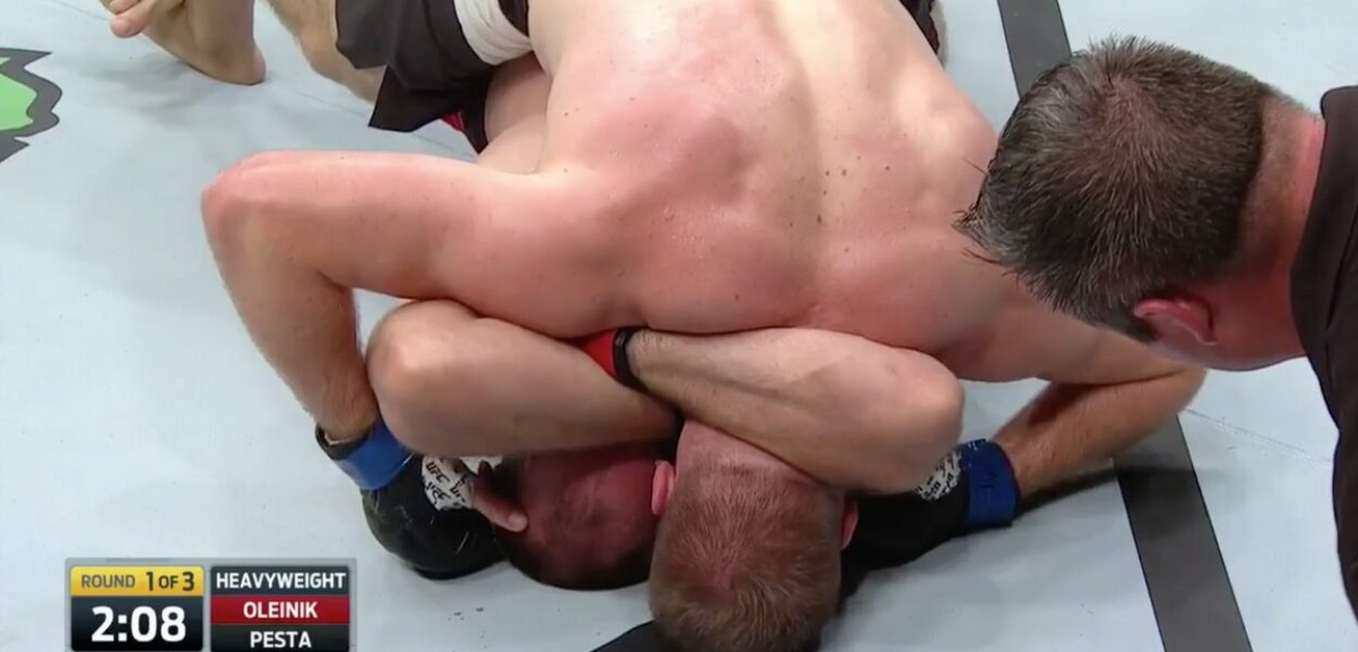 Oleksiy Oliynyk réussit la première Ezekiel choke de l’histoire de l’UFC