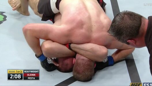 Oleksiy Oliynyk r&eacute;ussit la premi&egrave;re Ezekiel choke de l&rsquo;histoire de l&rsquo;UFC