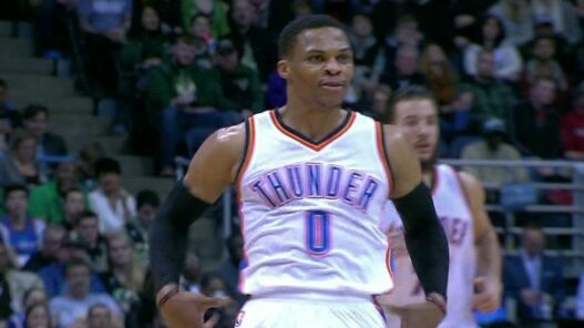 Westbrook trolle les Bucks en faisant une Aaron Rodgers et se fait siffler