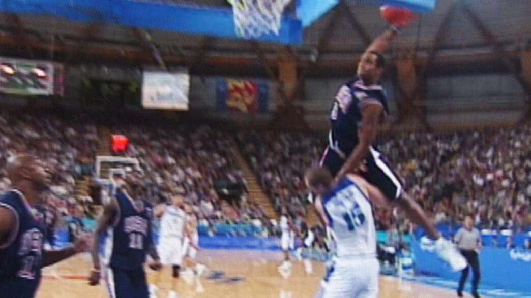 Jeux Olympiques 2000 - Le dunk de Vince Carter sur Frédéric Weis