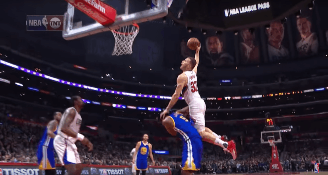 Clippers vs. Warriors - Blake Griffin enterre le pauvre Kevon Looney