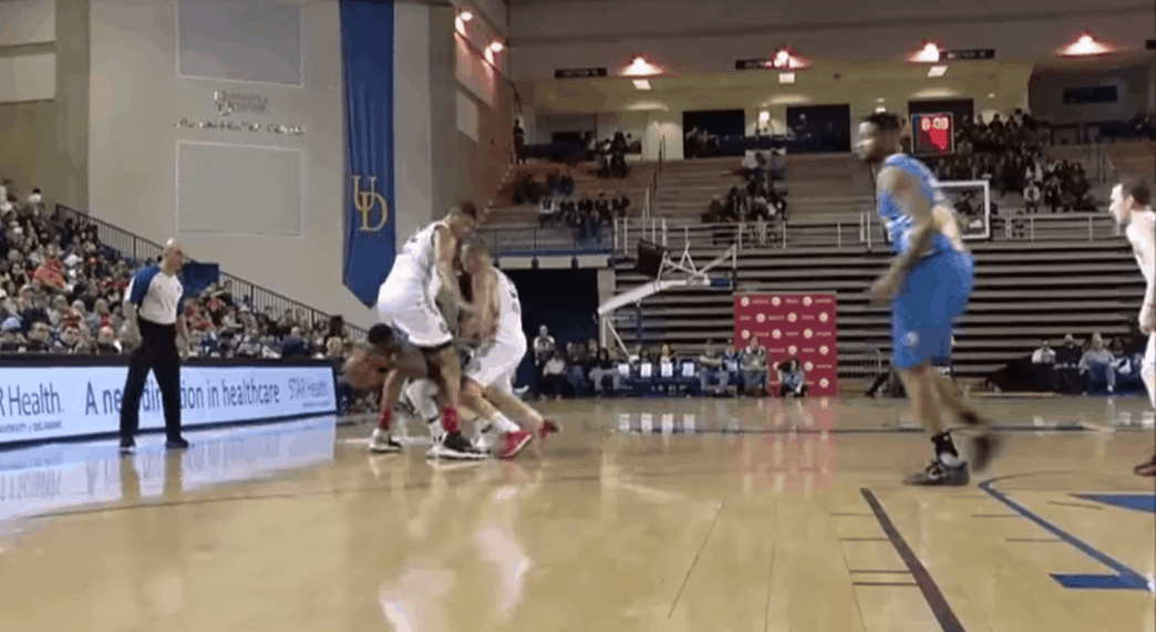 En D-League, Robinson passe entre les jambes d’un défenseur