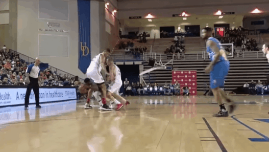 En D-League, Robinson passe entre les jambes d’un défenseur