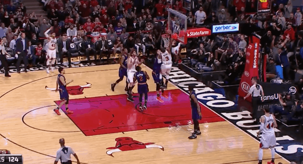 Flash est éternel : Dwyane Wade posterize Alex Len !