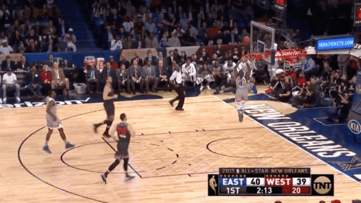 Isaiah Thomas tente le dunk, se plante et marque à trois points