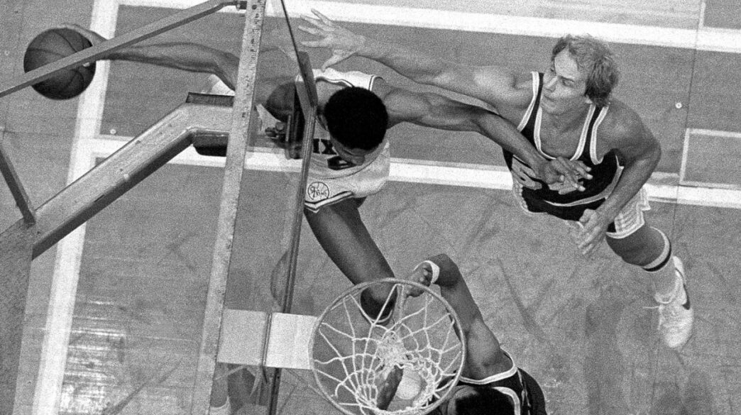 Julius Erving et son lay-up complètement fou face aux Lakers