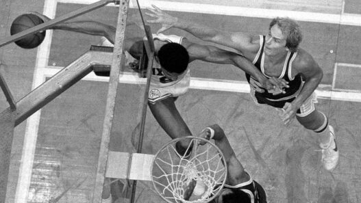 Julius Erving et son lay-up complètement fou face aux Lakers
