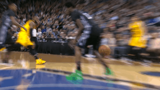 La passe incroyable de LeBron James pour Derrick Williams