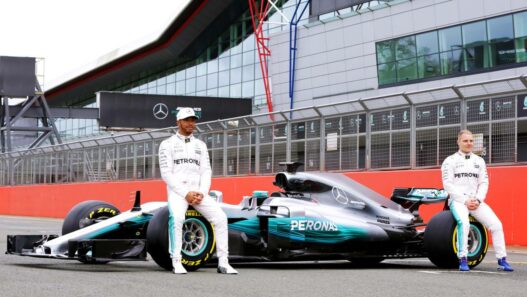 Preview Mercedes 2017 - Valtteri Bottas deviendra-t-il le meilleur ami de Lewis Hamilton ?