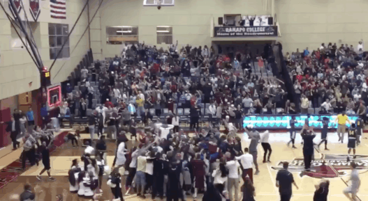 Ramapo College remporte le titre au buzzer sur un tir du milieu de terrain