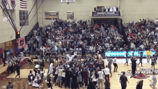 Ramapo College remporte le titre au buzzer sur un tir du milieu de terrain