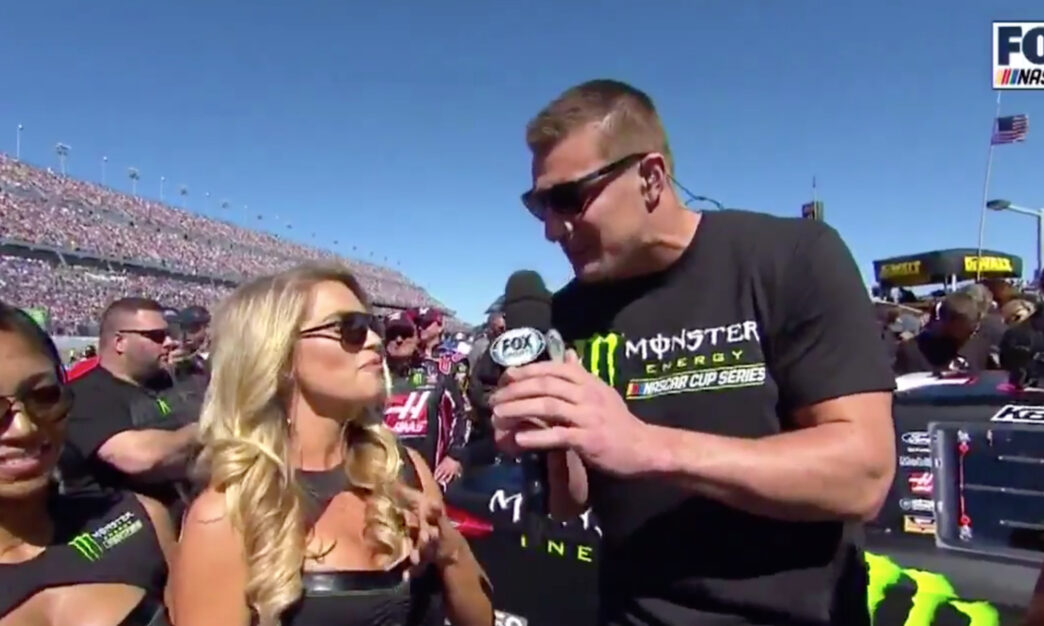 Rob Gronkowski essaye de faire dire le nombre 69 à une jeune femme