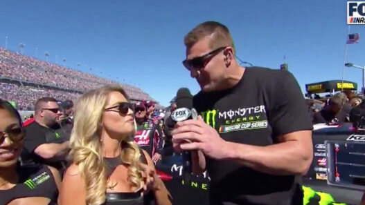 Rob Gronkowski essaye de faire dire le nombre 69 à une jeune femme