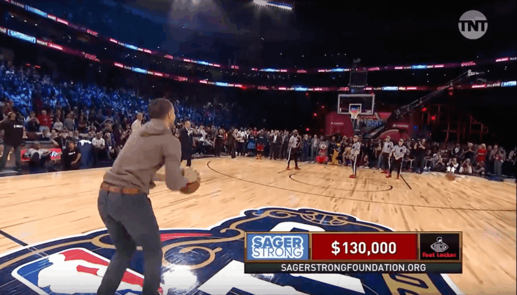 Stephen Curry envoie un 0 sur 9 du milieu de terrain