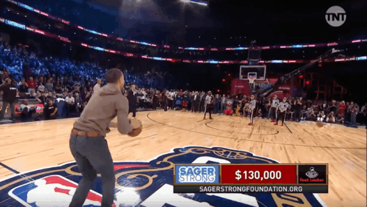 Stephen Curry envoie un 0 sur 9 du milieu de terrain